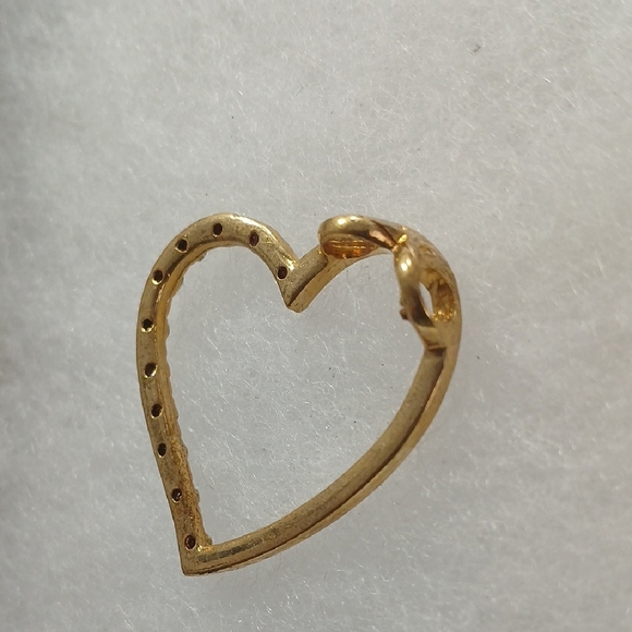 Elegant Gold Heart-Shaped Charm - Picture 4 of 6